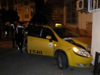 Motorunu çalan şüphelilerden kaçmak için taksi çaldı, kaza yapıp polise yakalandı
