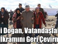 Vali Doğan, Vatandaşların Çay İkramını Geri Çevirmedi