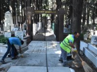 Edremit Belediyesi Mezarlık ve Şehitlikleri bayrama hazırladı
