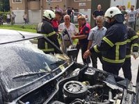 Park halindeki otomobil alev alev yandı