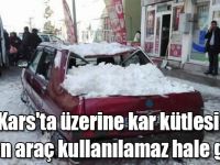Kars'ta üzerine kar kütlesi düşen araç kullanılamaz hale geldi