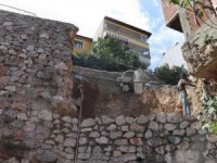 Tavşantepe’de istinat duvarı çöktü