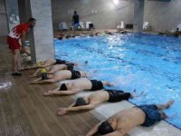 Gençler Haliliye’de yüzme öğreniyor