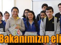 Bakanımızın eli her yerde, Kars Fen Lisesine kitap setleri öğrencilere dağıtıldı