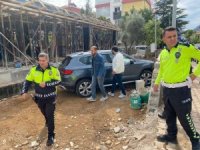 Antalya’da turistin kiraladığı lüks aracı çaldı, Burdur’da duvara çarpınca yakalandı