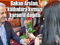 Bakan Arslan, Kars’ta kadınlara kırmızı karanfil dağıttı