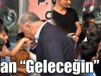Bakan Arslan "Geleceğin" elini öptü!