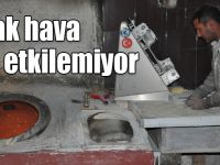 Kars’ta 30 derece sıcağa aldırış etmeden lavaş ekmeği pişiriyor