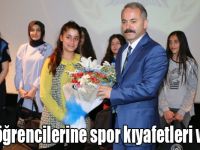 Kars’ta spor kurs öğrencilerine spor kıyafetleri verildi