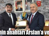 Başkan Uray ilçenin anahtarını Arslan’a verdi