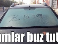 Kars'ta soğuk hava nedeniyle araçların camları buz tuttu