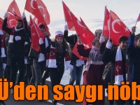 Kafkas Üniversitesi öğrencilerinden 90 bin şehit için saygı nöbeti