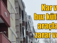 Kars'ta çatıdan düşen kar ve buz kütlesi araçlara zarar verdi