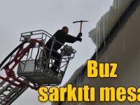 Kars'ta İtfaiyenin buz sarkıtı mesaisi
