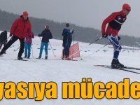 Kars'ta sporcular kar altında kıyasıya mücadele etti