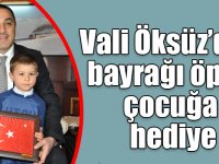 Vali Öksüz’den bayrağı öpen çocuğa hediye