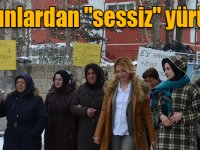 Kadınlardan kitap için "sessiz" yürüyüş