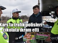 Kars’ta trafik polisleri çikolata ikram etti