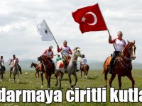 Jandarmaya ciritli kutlama