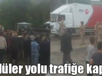 Kars’ta köylüler yolu trafiğe kapattı