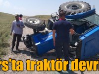 Kars'ta devrilen traktörde sıkışan iki yaralıyı ekipler kurtardı
