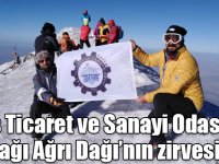 Kars Ticaret ve Sanayi Odasının bayrağı Ağrı Dağı’nın zirvesinde!
