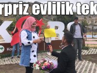 Karslı gençten kız arkadaşına sürpriz evlilik teklifi