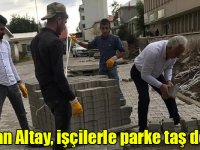 Başkan Altay, işçilerle parke taş döşedi