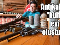 Biriktirdiği antikalarla iş yerini "kültür evi"ne dönüştürdü