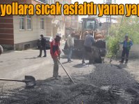 Bozuk yollara sıcak asfaltlı yama yapılıyor