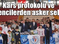 Kars protokolü ve öğrencilerden asker selamı