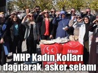 Kars MHP Kadın Kolları şehitler için helva dağıtarak, asker selamı verdi