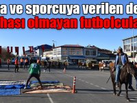 Sahası olmayan futbolcular, asfalta kilim serip antrenman yapıyor