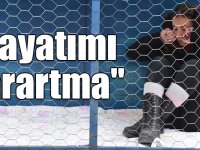 Kadına yönelik şiddet ve çocuk istismarına dikkati çekmek için kafeste oturdu