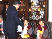 Kars Emniyeti'nden Miniklere Lokum İkramı