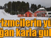 Turizmcilerin yüzü yağan karla güldü