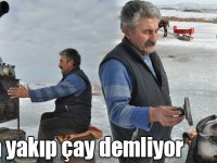 Donan Çıldır Gölü üzerinde soba yakıp çay demliyor