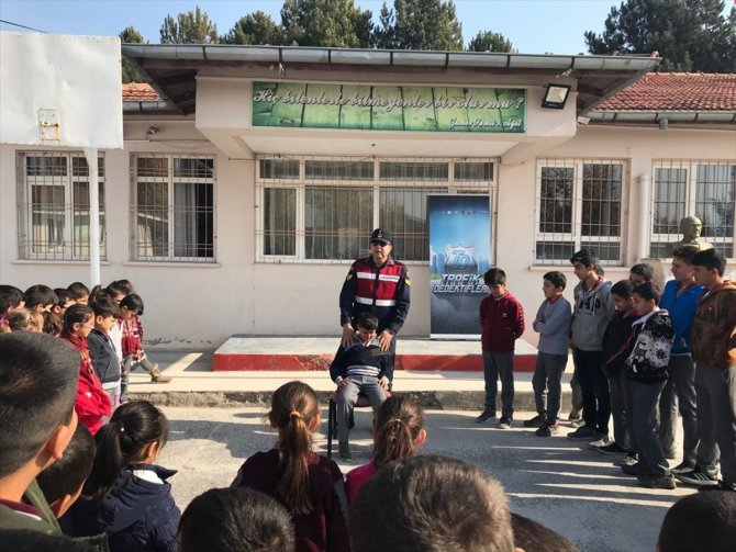 Öğrencilere trafik kuralları anlatıldı