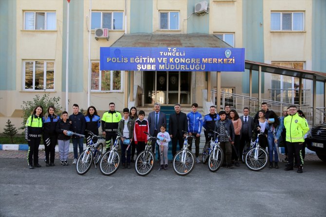 Tunceli'de polisler, öğrencilere bisiklet ve olta takımı hediye etti