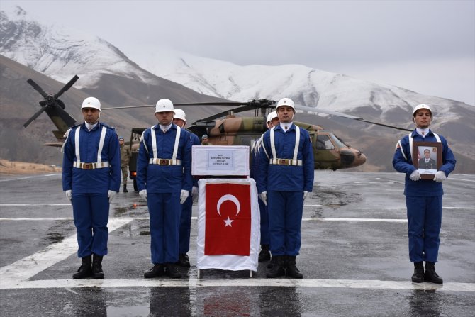 Yıldırım isabet etmesi sonucu şehit olan asker için tören