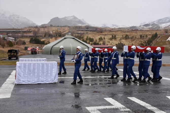 Yıldırım isabet etmesi sonucu şehit olan asker için tören