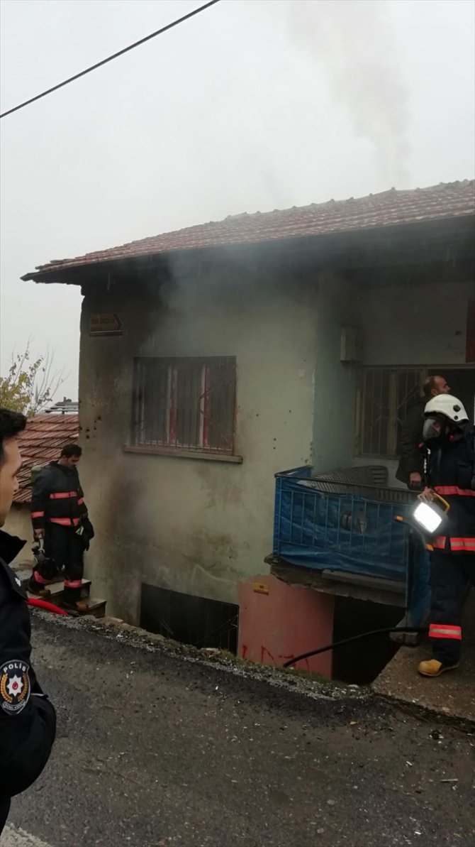 Malatya'da yangın çıkan evde mahsur kalanları itfaiye kurtardı