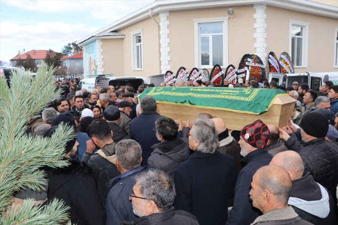İsviçre'deki trafik kazasında ölen 3 kişinin cenazesi Tunceli'de toprağa verildi