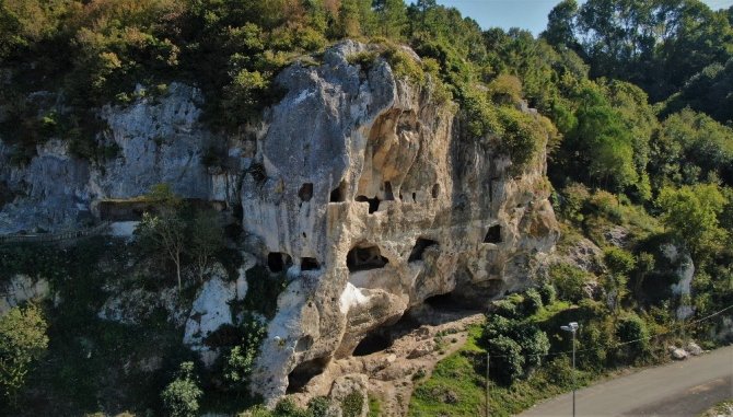 Tarihi İnceğiz Mağaraları çöp yığınına döndü