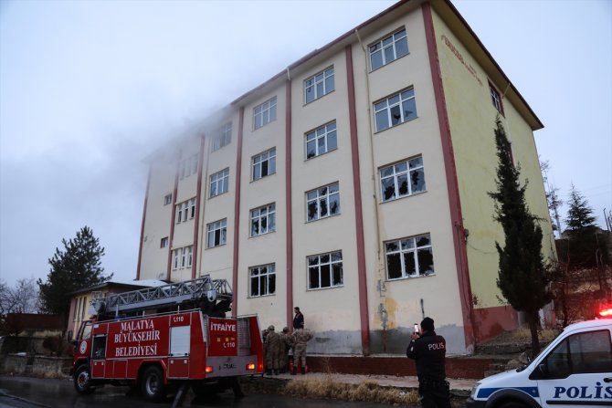 Malatya'da kullanılmayan öğrenci yurdunda yangın çıktı
