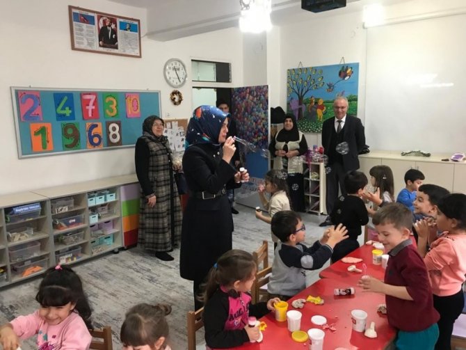 Başkan Arı’nın eşi Melek Arı’dan okullara ziyaret