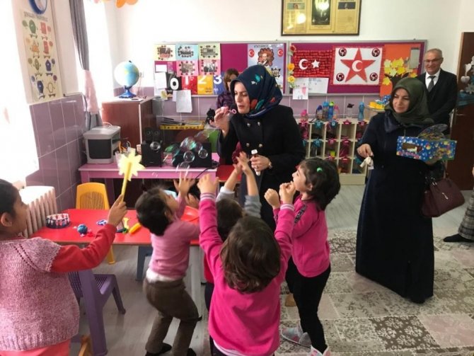 Başkan Arı’nın eşi Melek Arı’dan okullara ziyaret