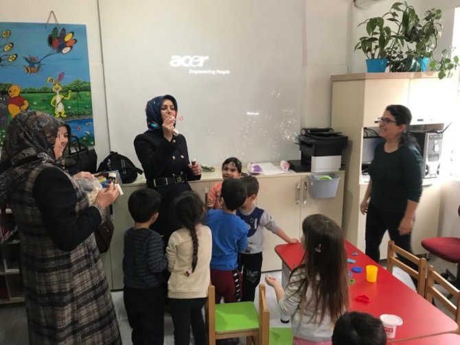 Başkan Arı’nın eşi Melek Arı’dan okullara ziyaret