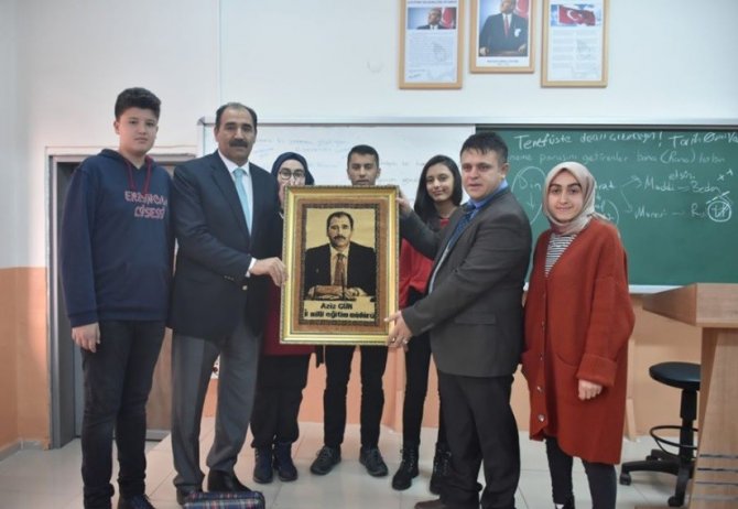 Erzincan Lisesinden İl Milli Eğitim Müdürü Gün’e Öğretmenler Günü hediyesi