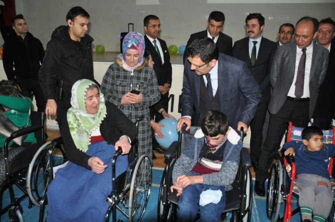 Yüksekova’da engellilere tekerlekli sandalye dağıtımı